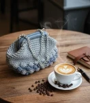 شنطة كروشيه رمادية مزهرة